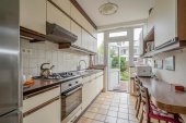 Tussenwoning te koop: Gravin Marialaan 14 in Leidschendam