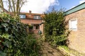 Tussenwoning te koop: Sint Willibrordusplein 6 in Leidschendam